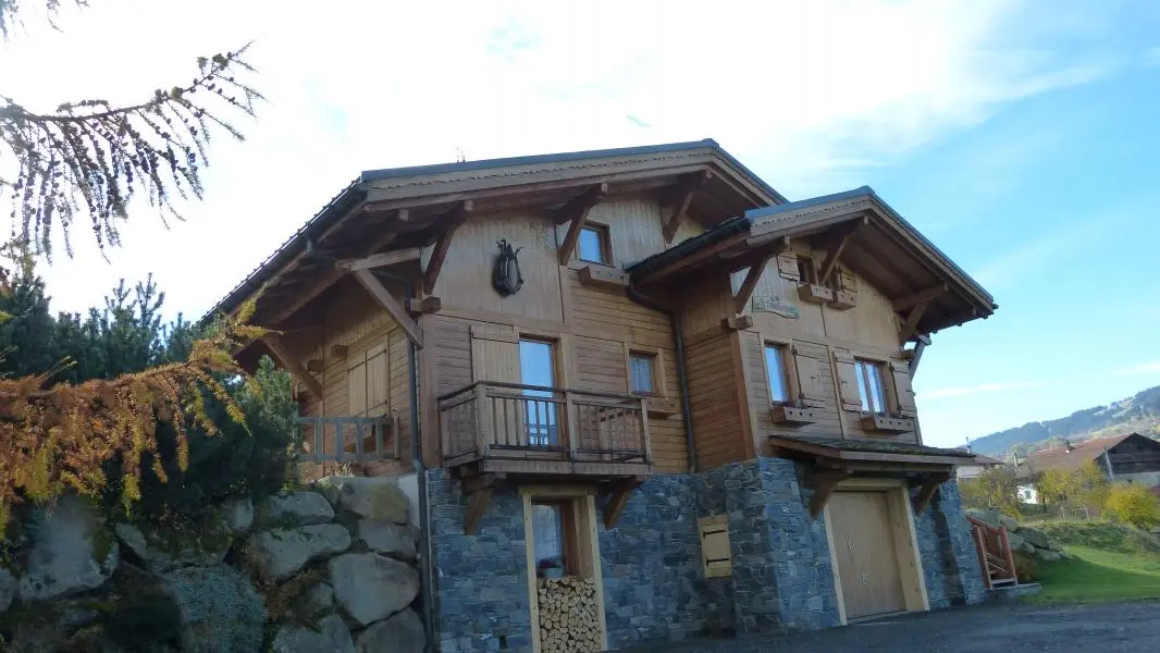 Le chalet à votre arrivée côté parking