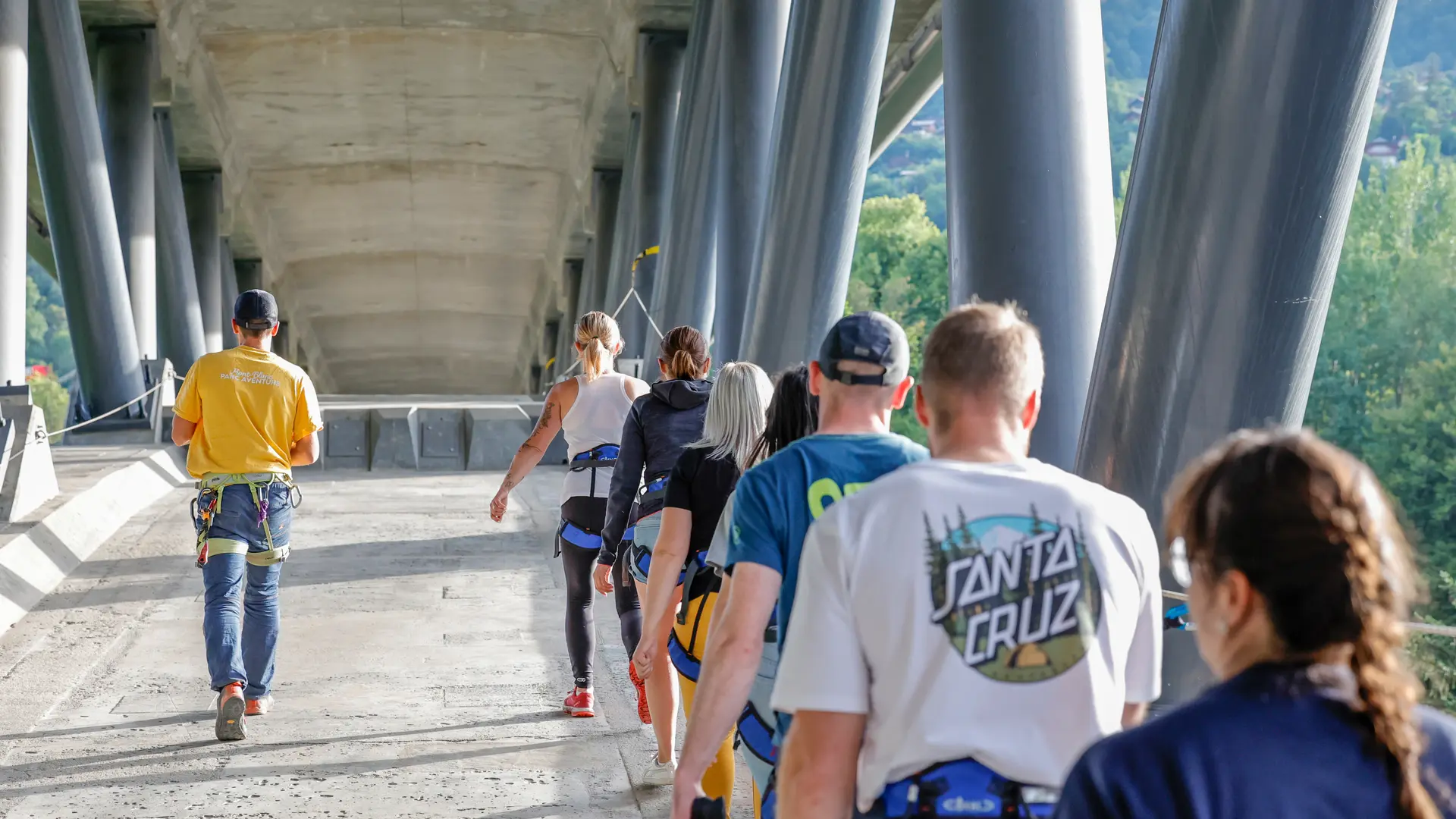 Accès à la base de saut sous le pont