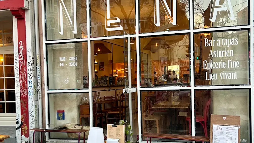 table de la terrasse et devanture