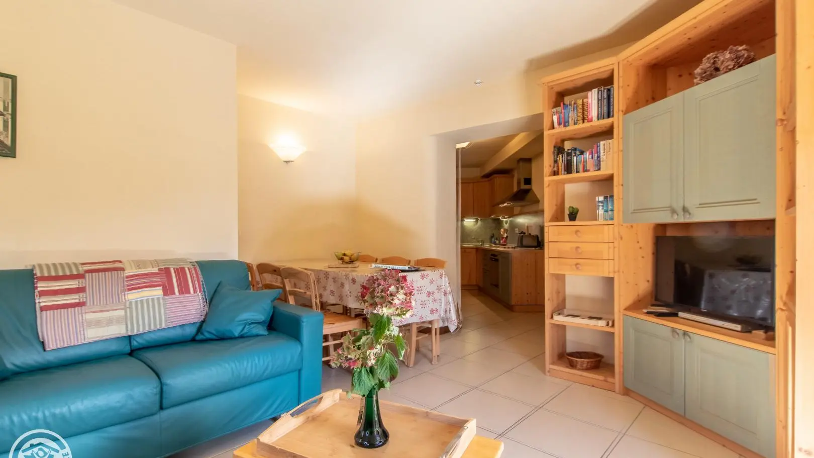 Séjour, espace repas et coin TV