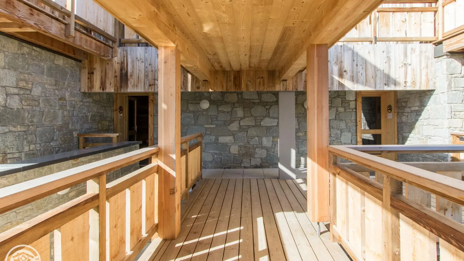 Passerelle d'accès au châlet depuis l'ascenseur