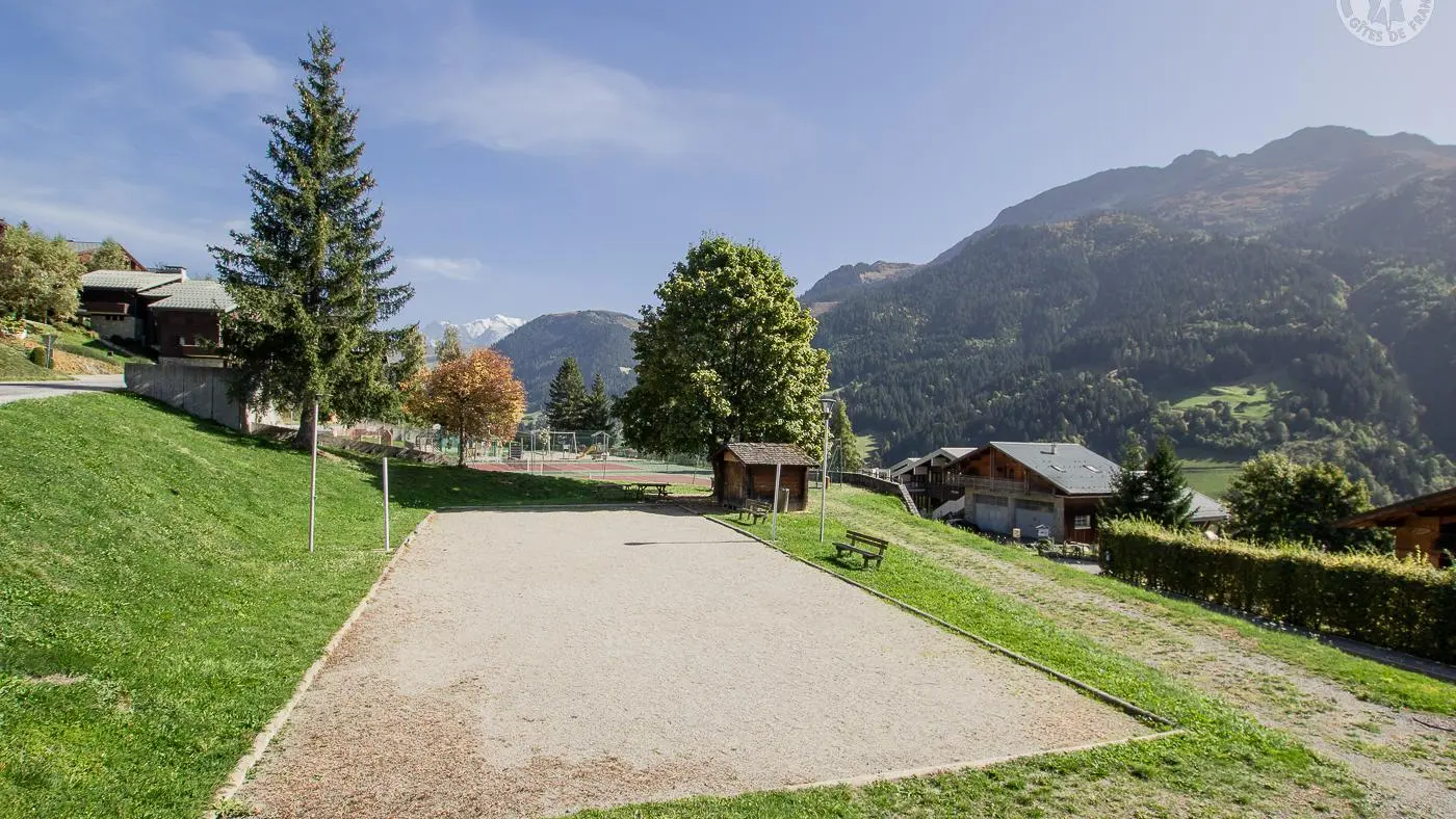 terrain de boules en contrebas du chalet (base de loisirs)