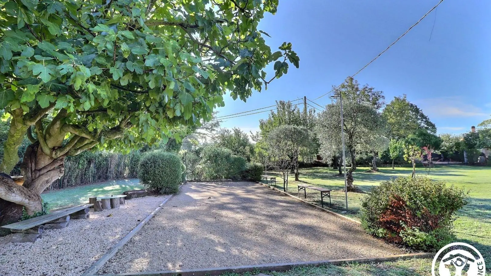 Le terrain de pétanque dans le grand jardin commun