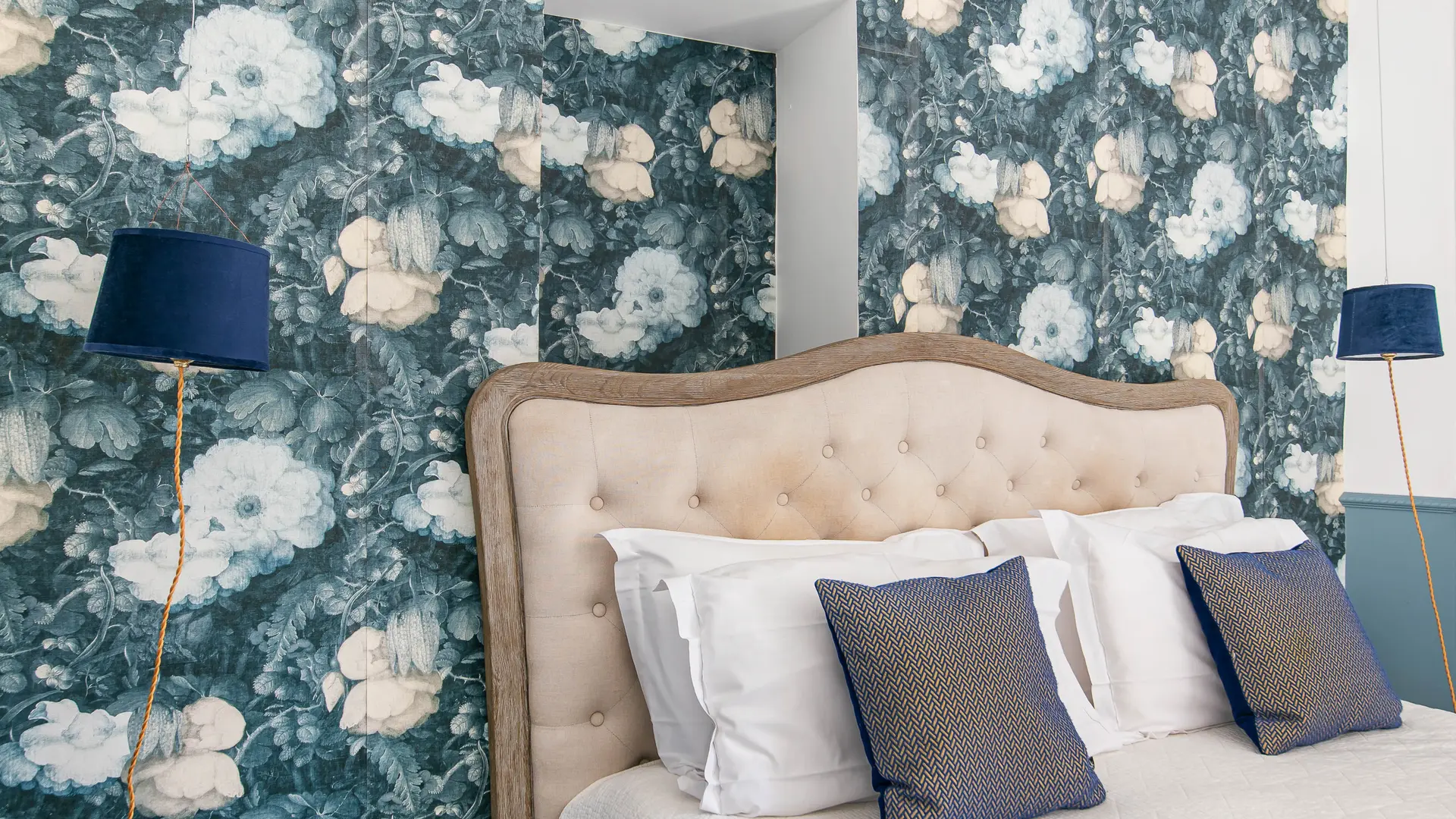 Chambre avec papier peint à fleurs