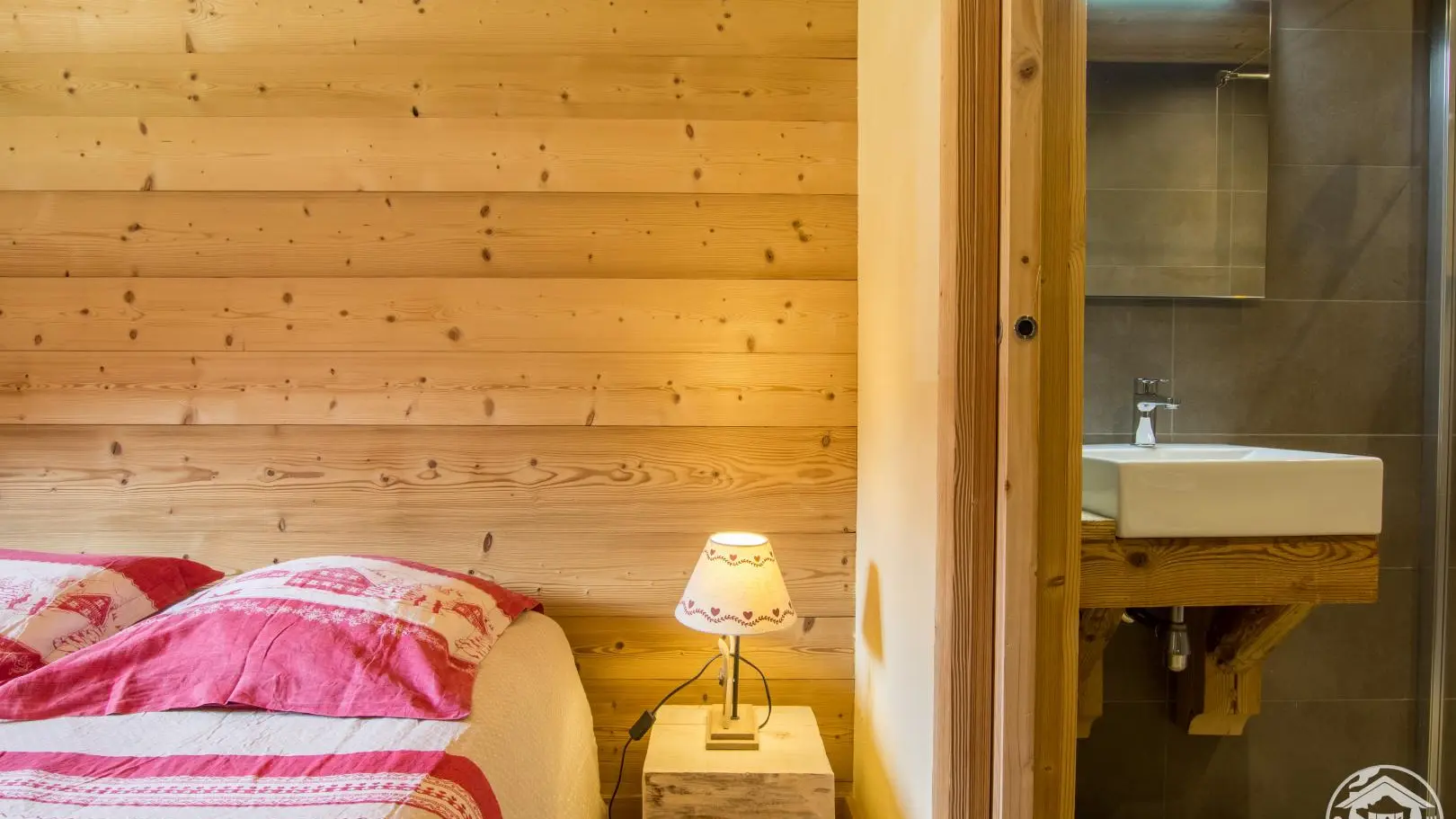 Chambre 5 avec avec 1 lit double et salle d'eau