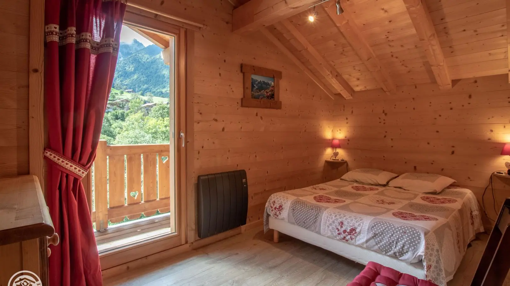 Chambre avec 1 lit 140 et accès au balcon.