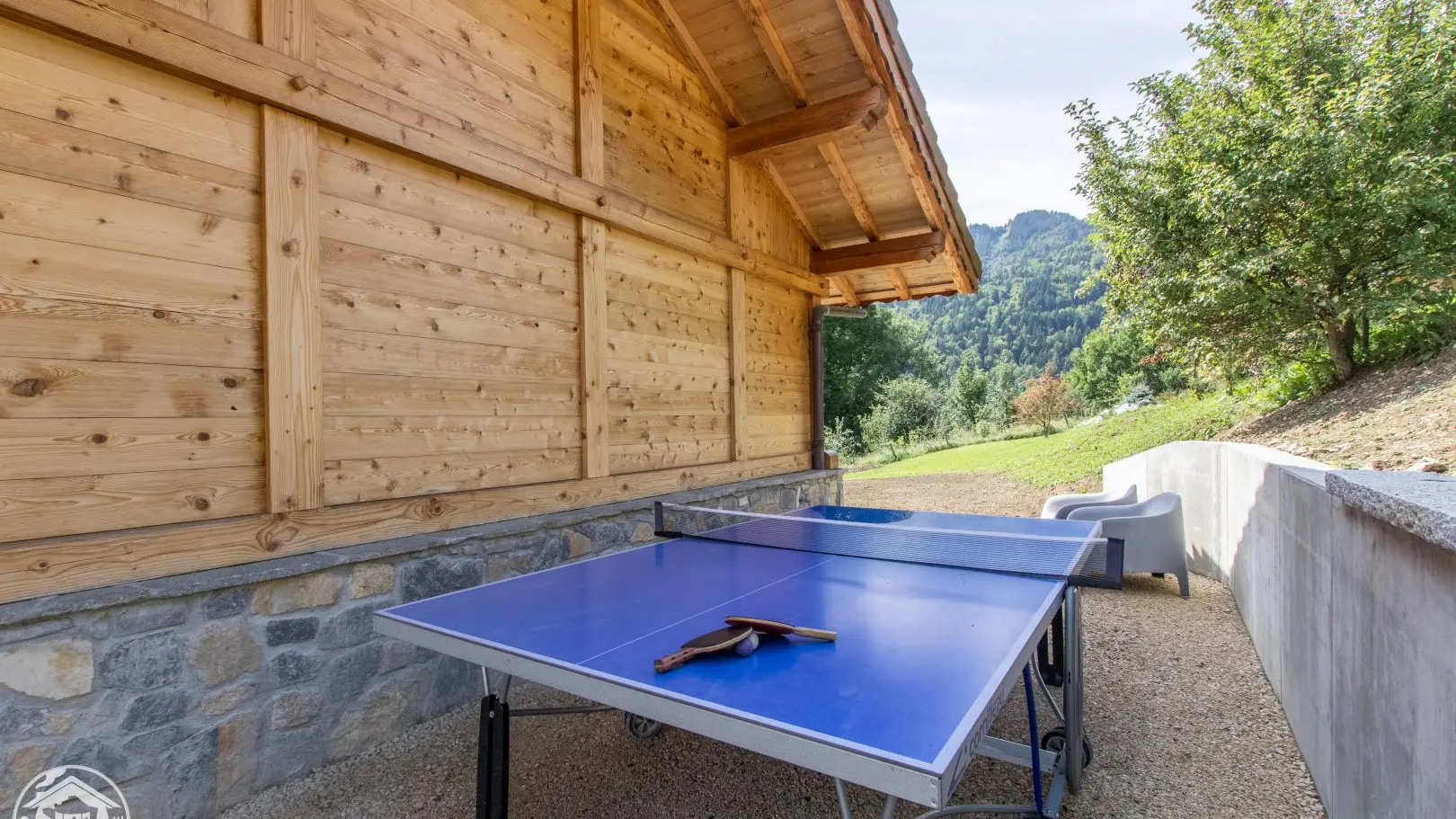 Table de ping pong au chalet, tennis et piscine au village