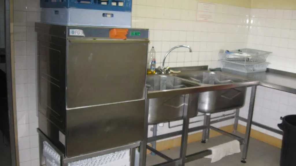 LAVE VAISSELLE ET EVIERS DANS CUISINE