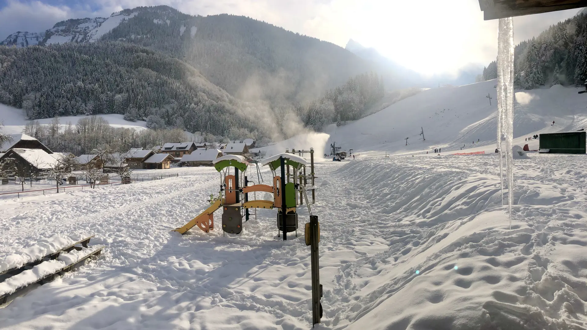 Lever de soleil sur les pistes