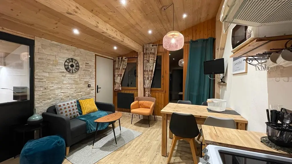 Vue depuis la cuisine sur le salon et la table à manger