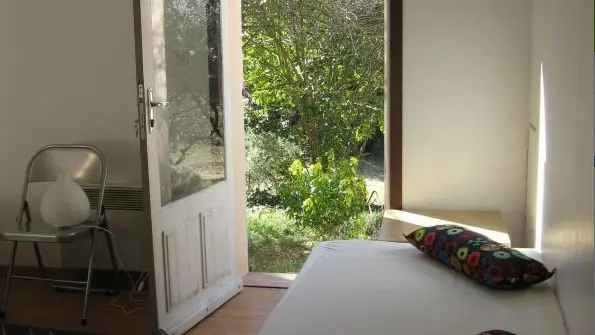 Chambre 3 lits simples donnat sur le jardin