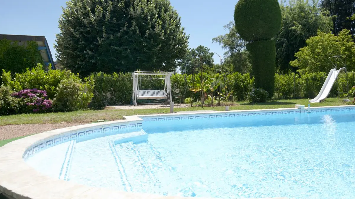 La piscine des propriétaires est mise à disposition sous conditions.