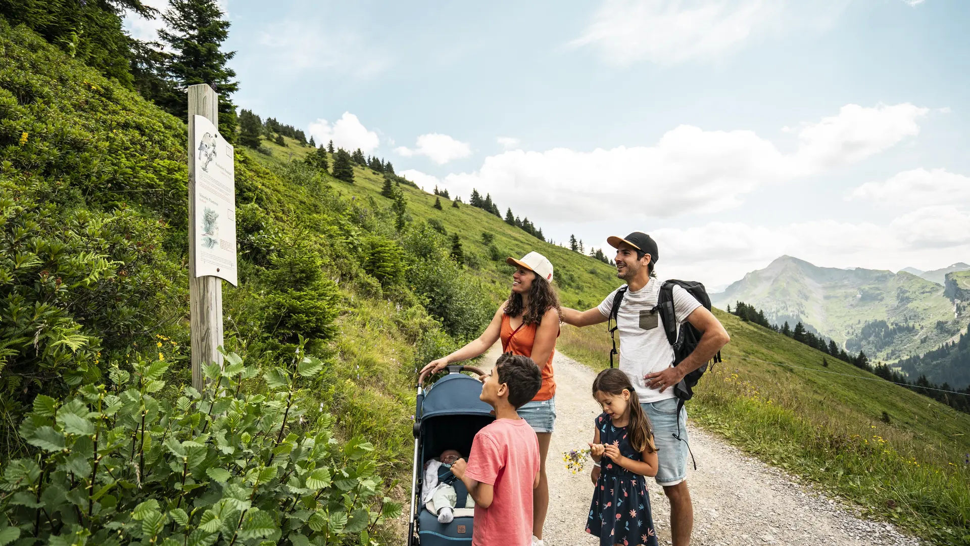 Famille devant un panneau du sentier à thème des oiseaux