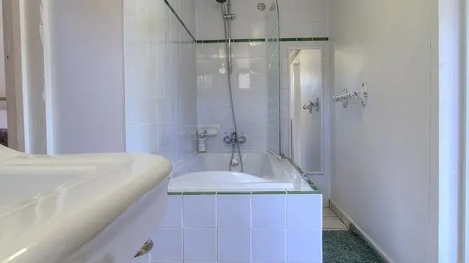 Salle de bain avec Baignoire -douche,situee entre les deux chambres