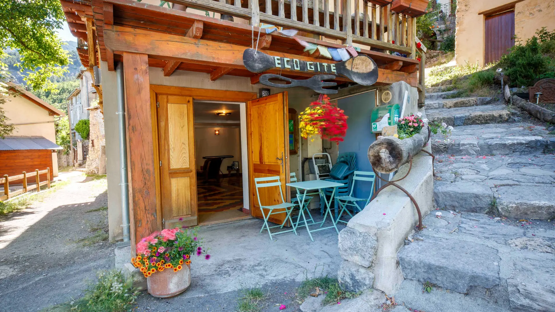 A Villeplane, entrée de l'Ecogite de Villeplane dans la réserve naturelle des gorges de Daluis - Gîte d'Etape et de Groupe Alpes-Maritimes