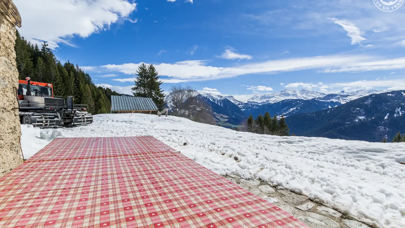 Aux deux marmottes ,la table de terrasse face au Mont Blanc