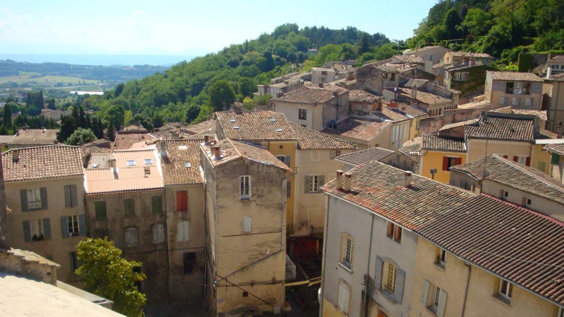 Vue des toits depuis le clocher de Notre-Dame du Bourguet