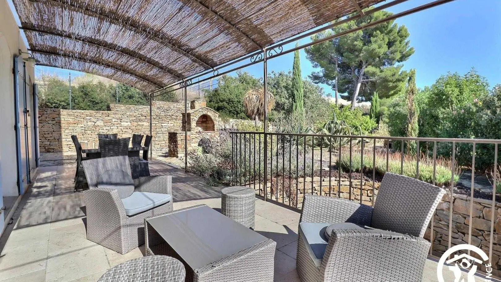 Terrasse ombragée du matin à 16h.