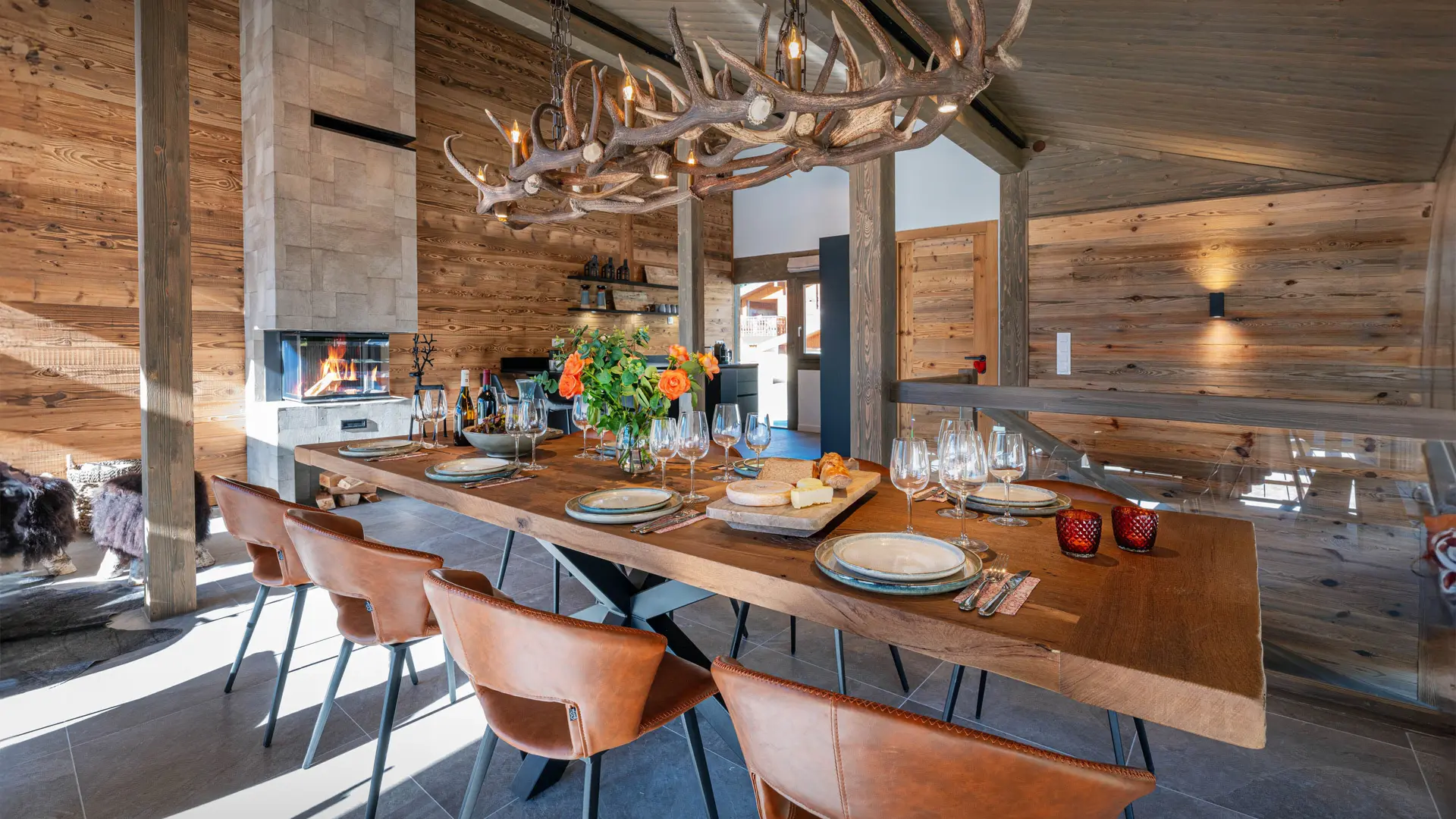 Salle manger  avec cheminée et suspension en bois flotté