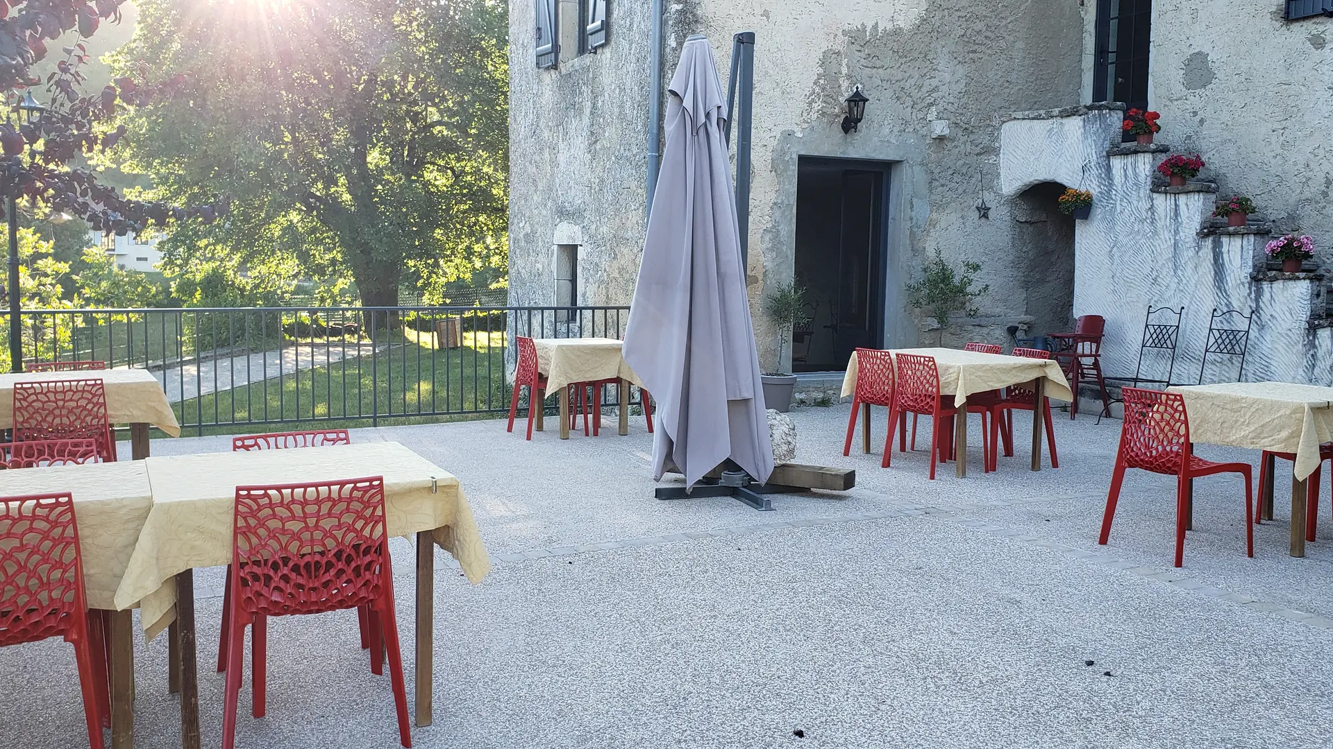 la terrasse du restaurant la fantaisie à Seilllonnaz