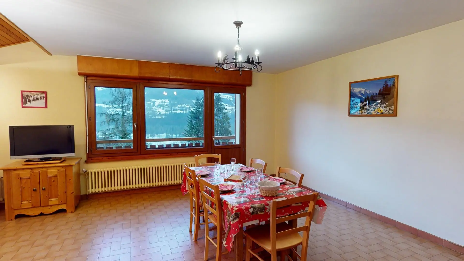 Salle à manger avec vue sur la vallée.
