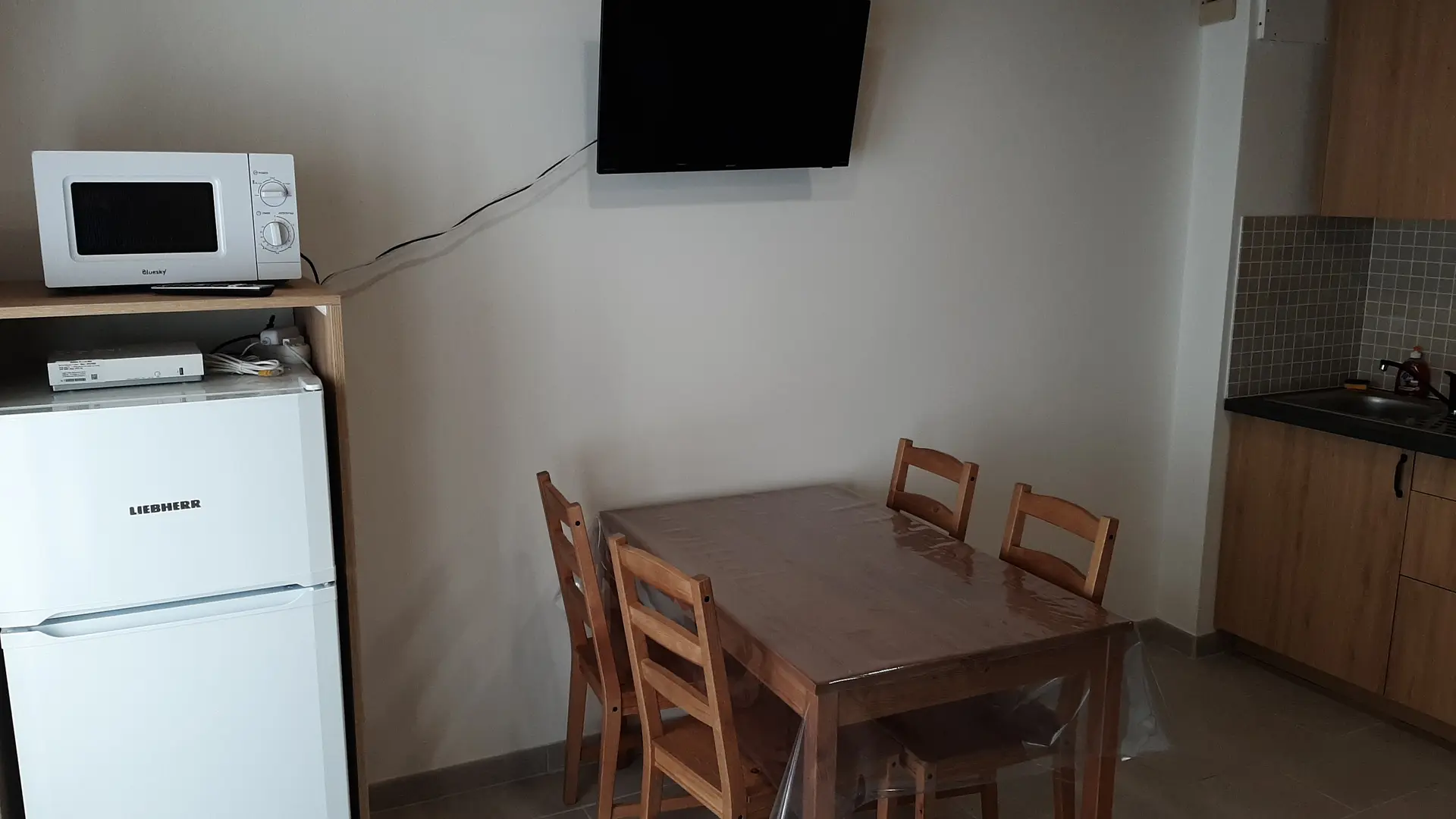 Table de 4 personnes avec micro-onde et réfrigérateur