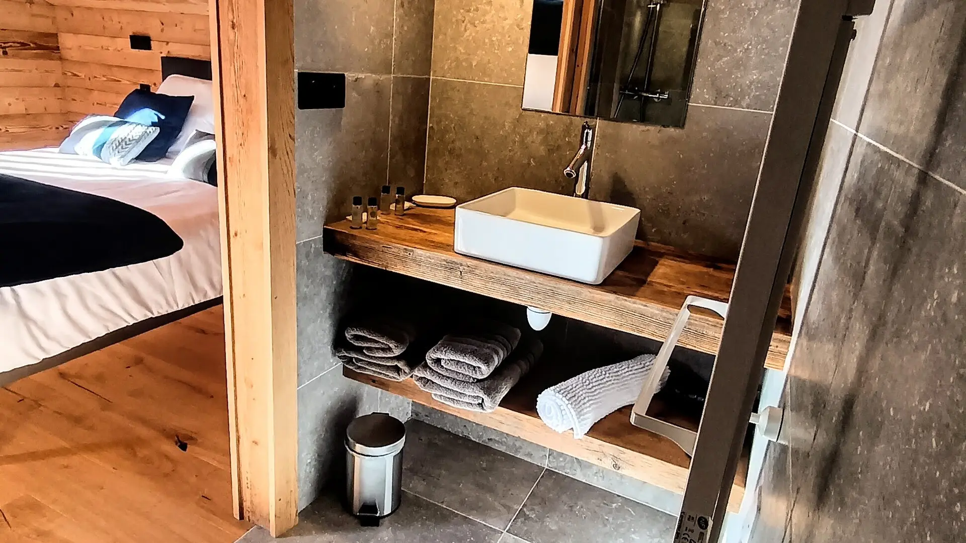 Douche, seche serviette et lavabo