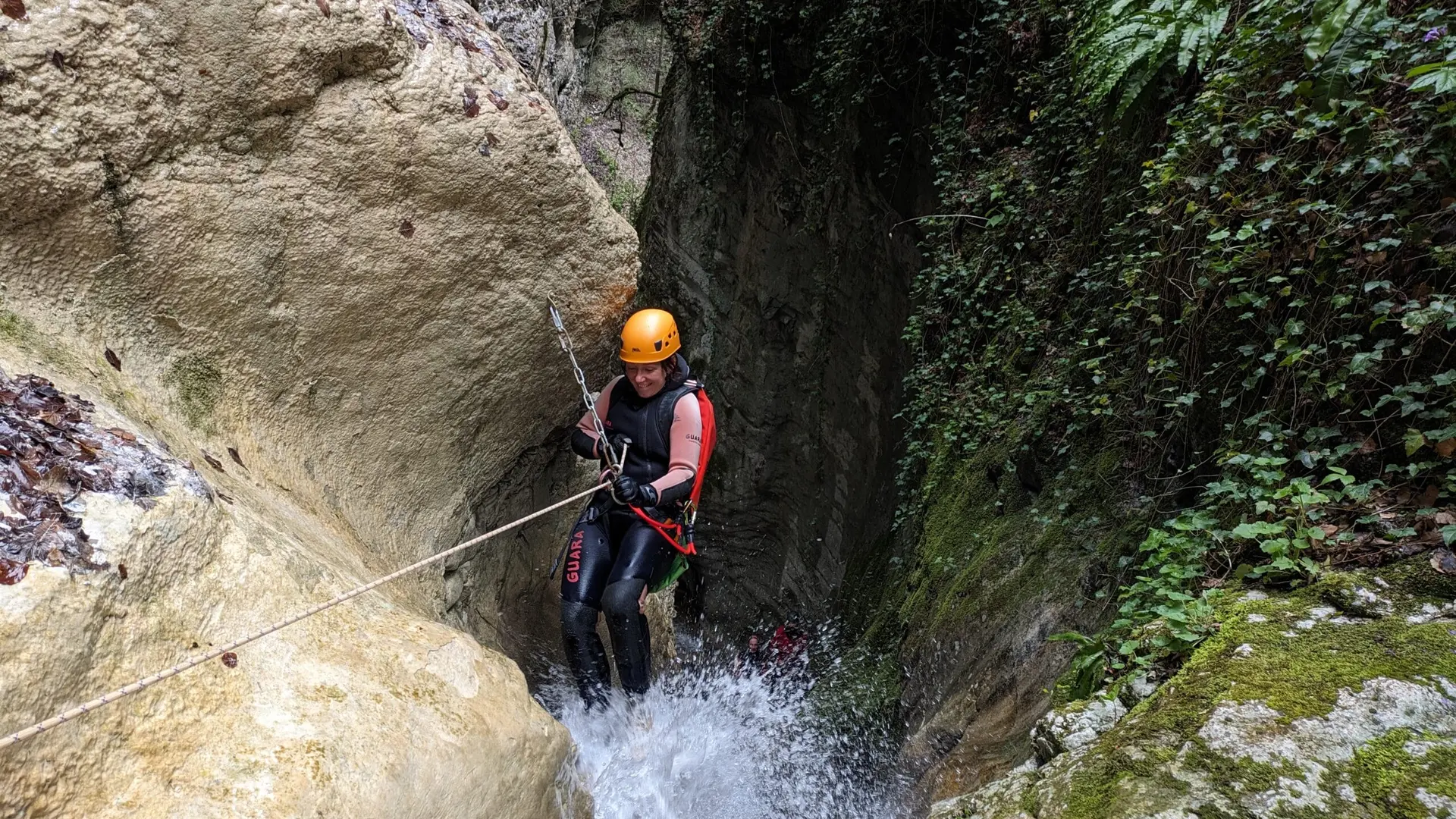 Sensations, fraîcheur et émerveillement garantis à chaque pas., avec Ecrins Spéléo Canyon