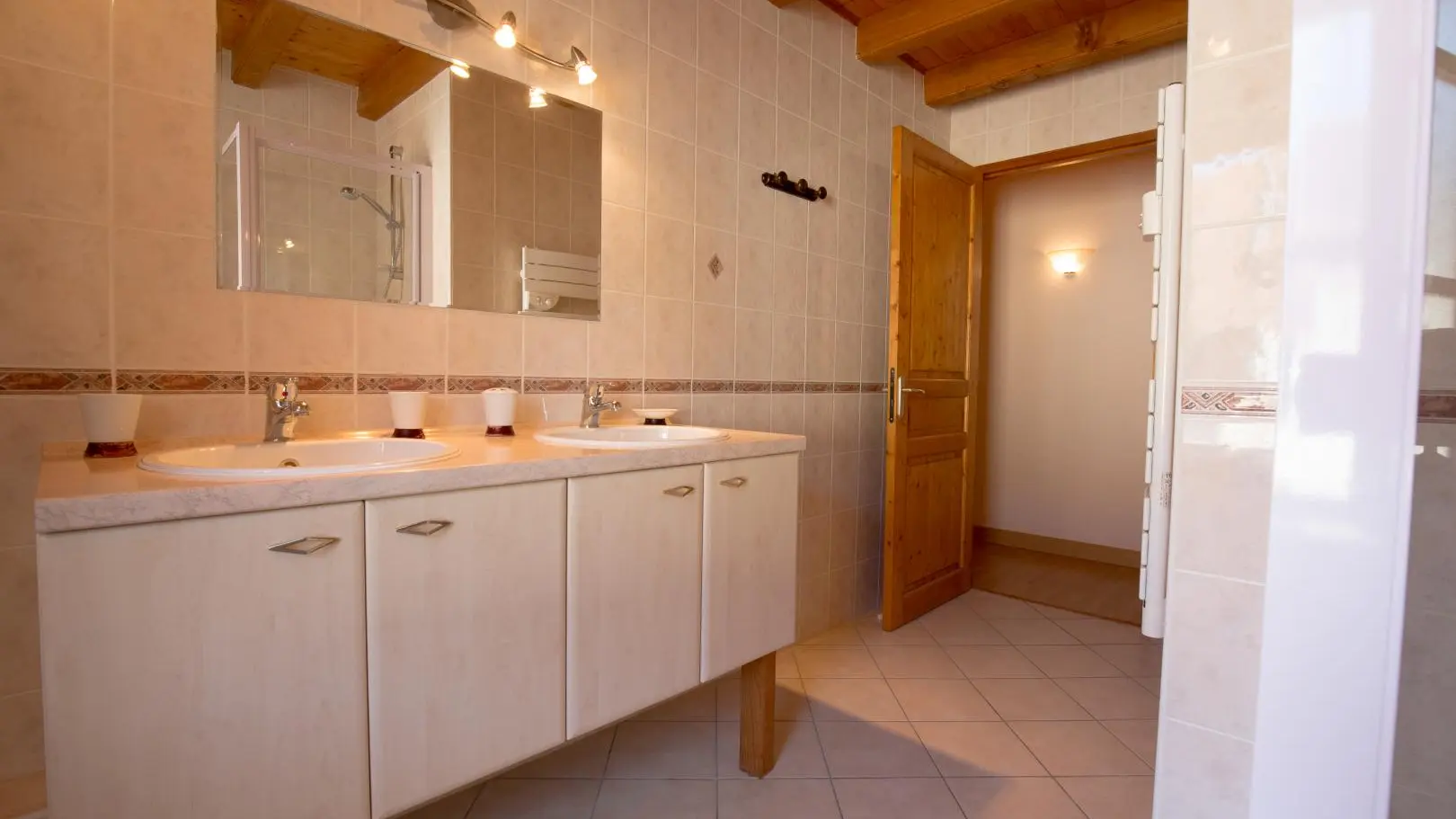 Grande salle d'eau avec double vasques