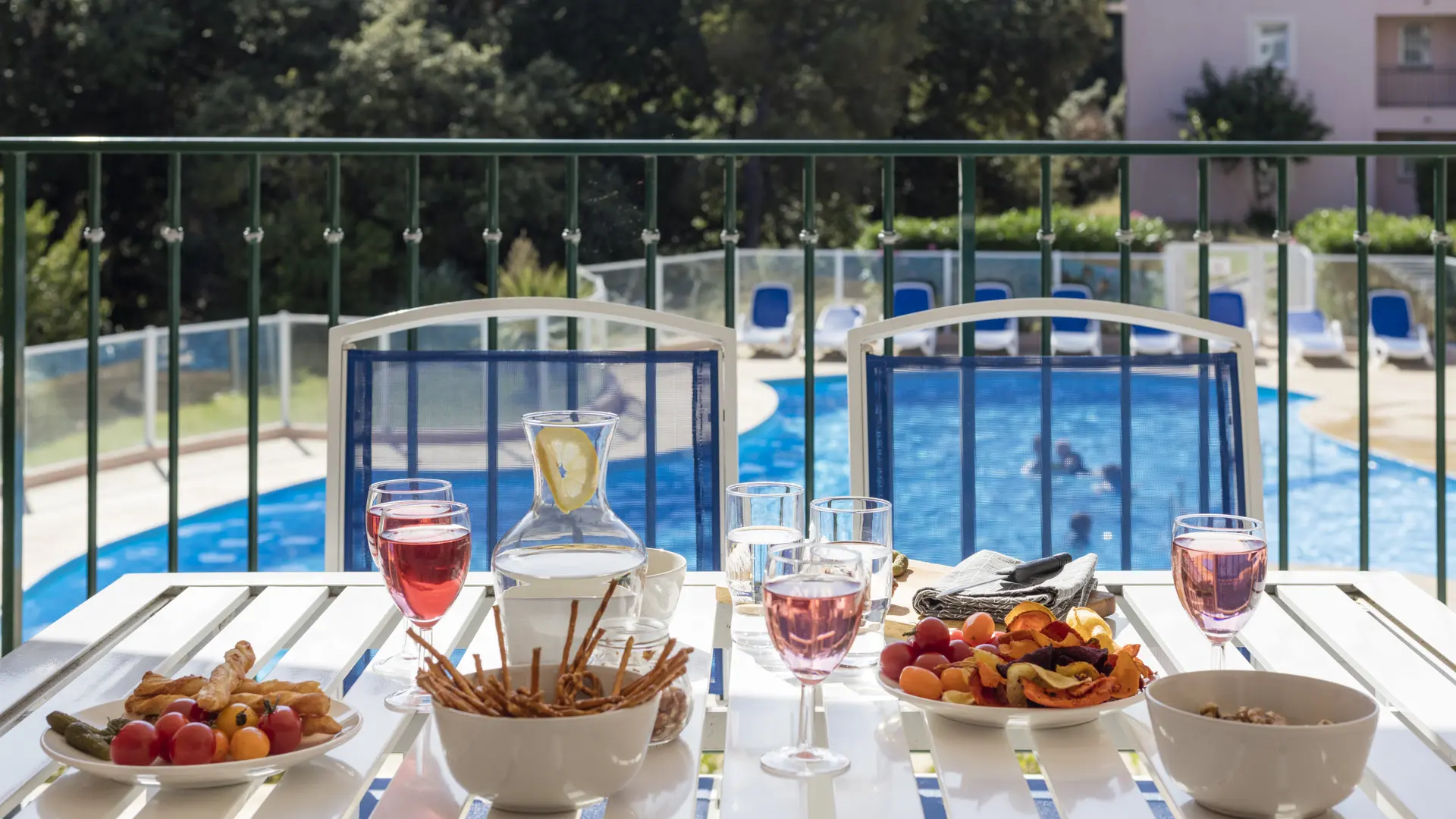 Apéritif devant la piscine