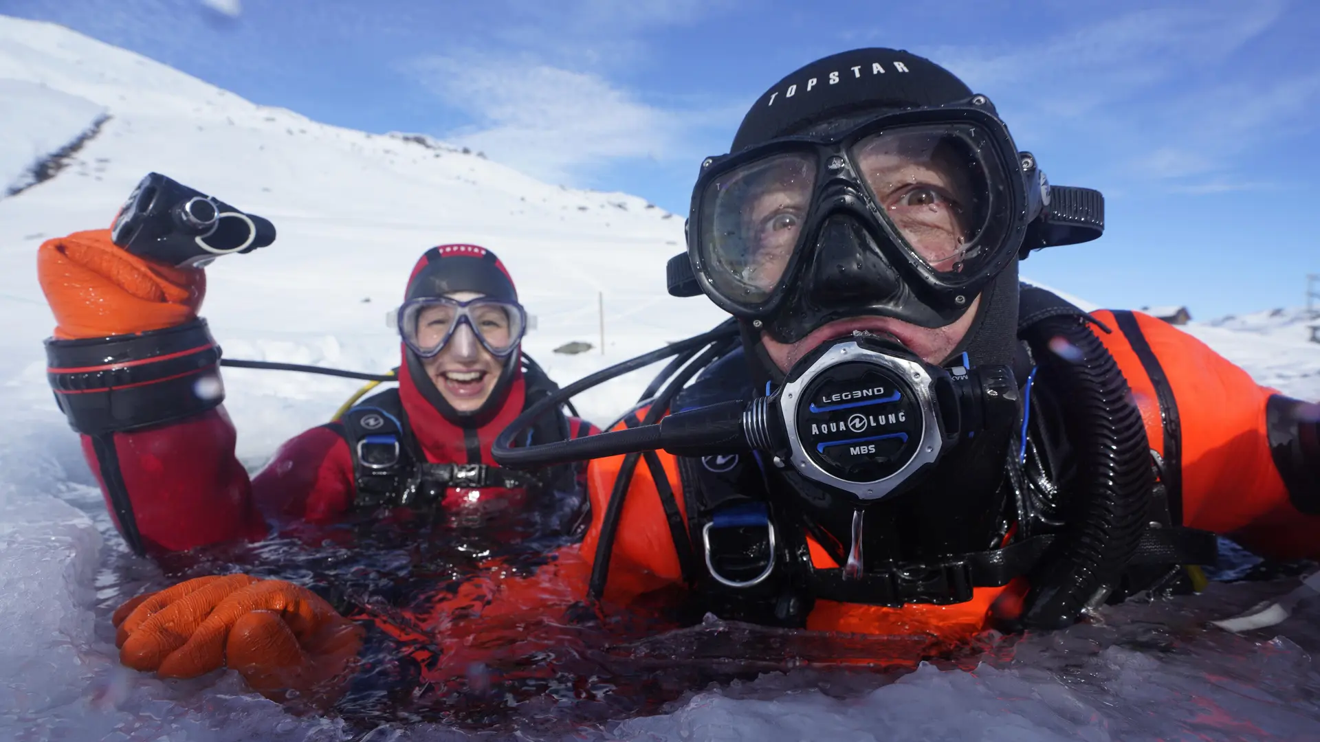 Deux plongeurs sortant de la zone de plongée glacée