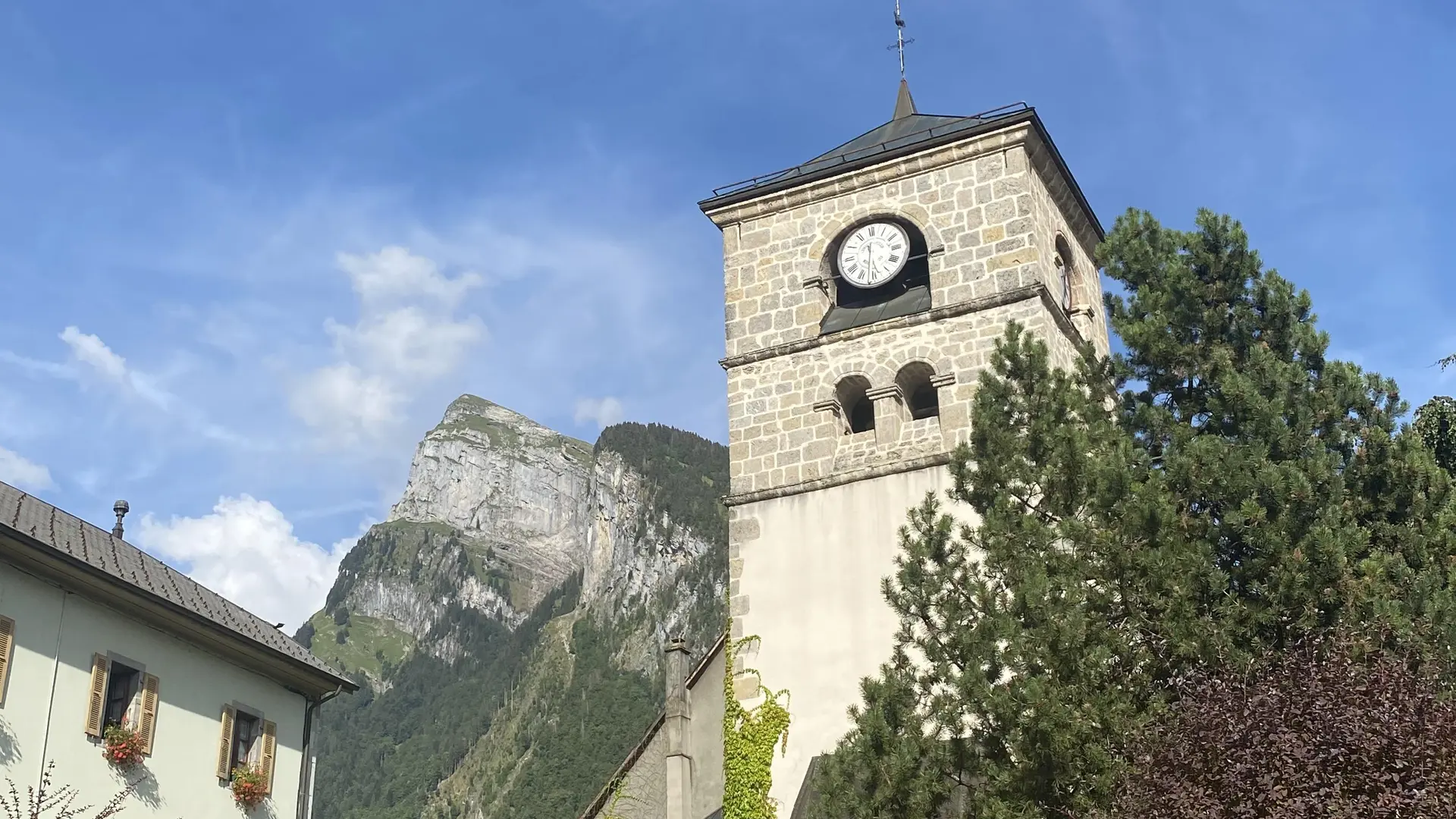 Clocher de l'église et le Criou
