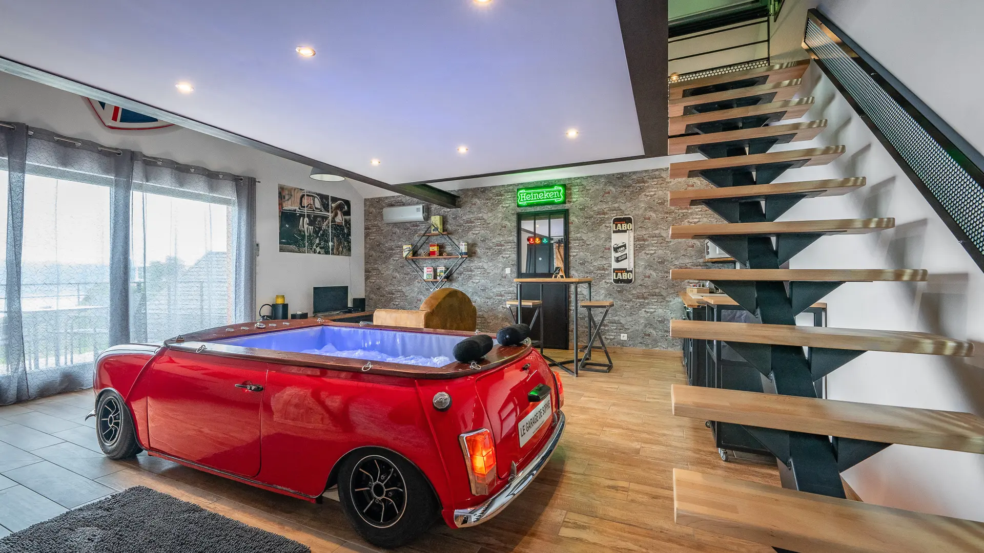 Pièce principale avec jacuzzi Austin Mini