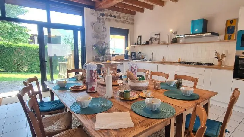 Pièce à vivre avec cuisine ouverte sur la salle à manger.
