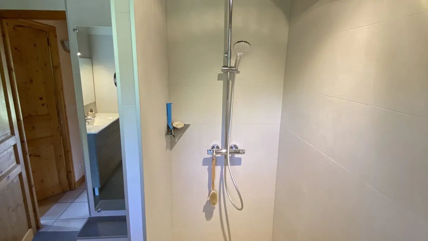 Cabine de douche dans la salle de bain
