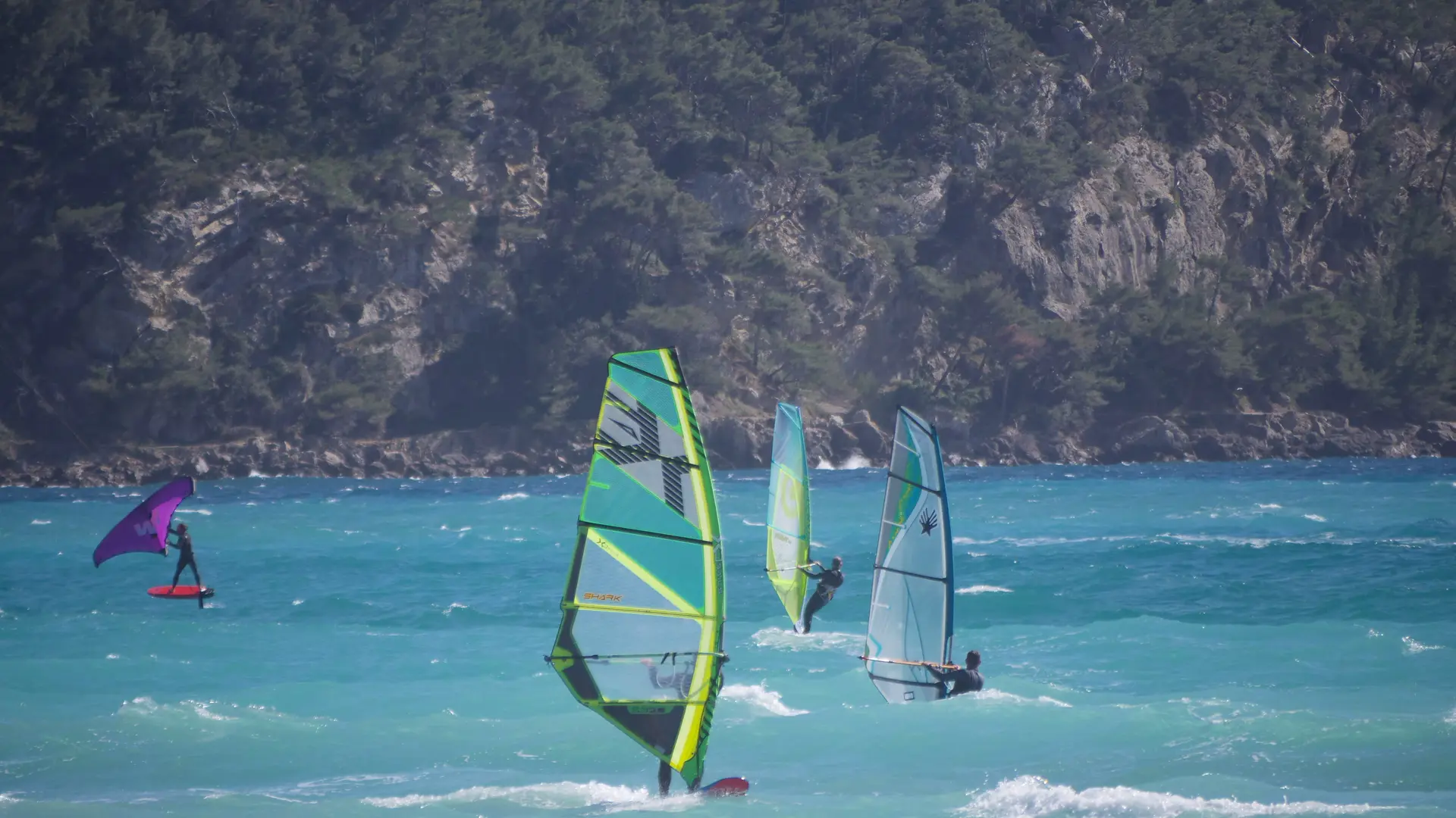 Planche à voile dans la baie des Lecques