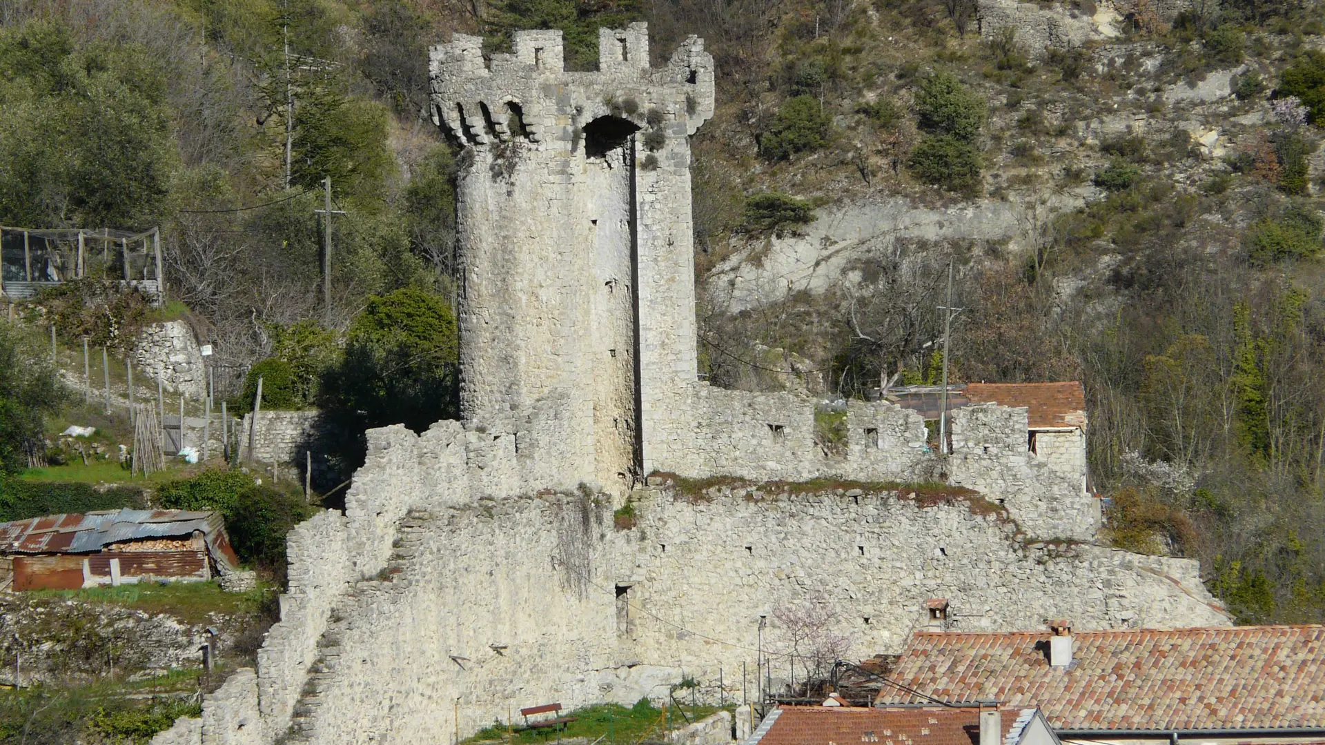 La Tour médiévale et ses remparts Village Lucéram Gîtes de France Alpes-Maritimes