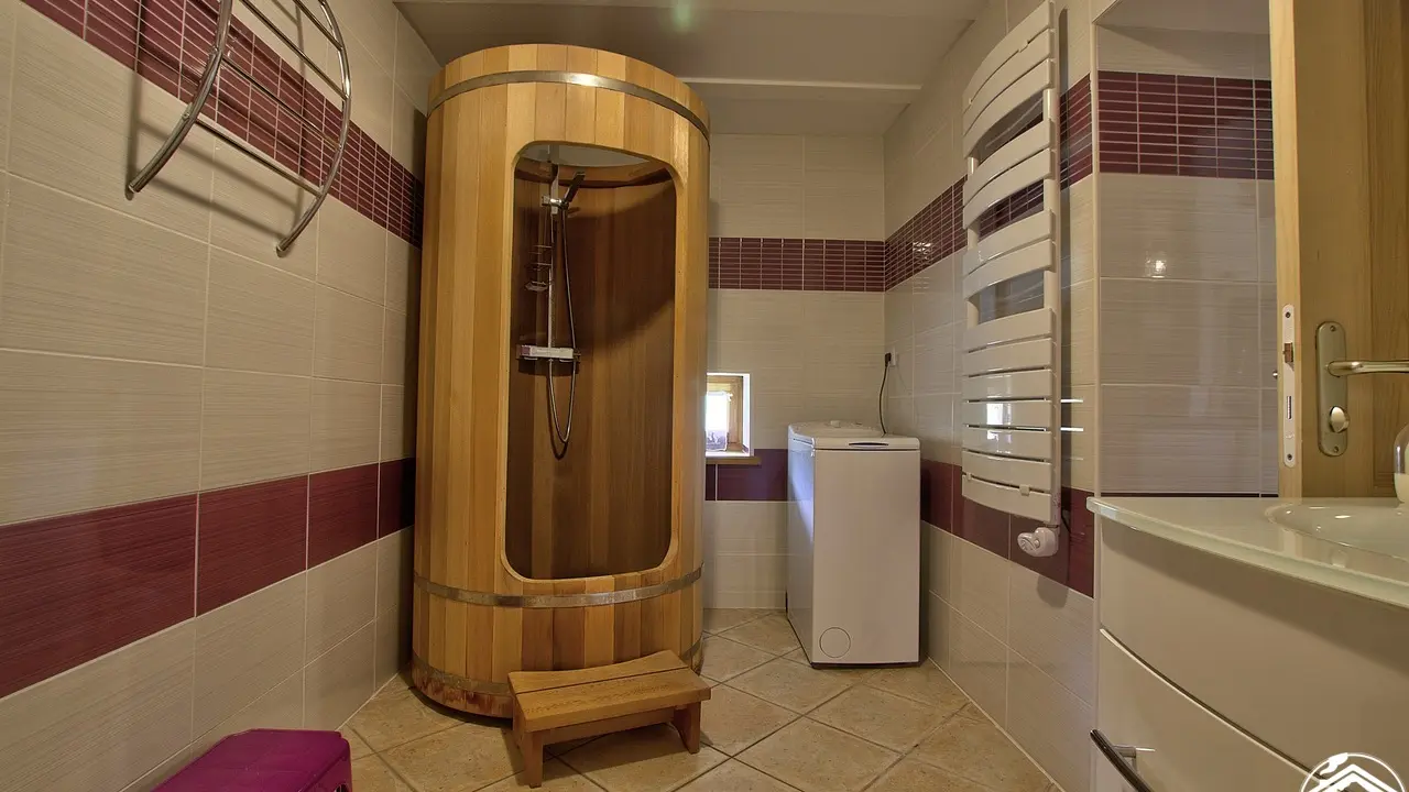 Douche atypique en bois de cèdre.