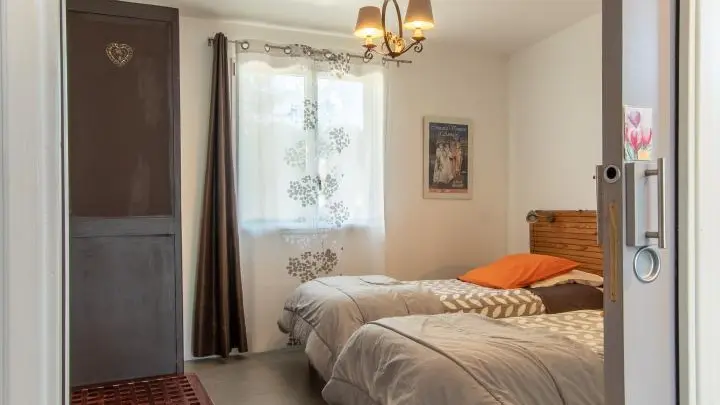 Chambre 2 : 1 lit 2 places en 160X200 ou 2 lits 1 personne en 80X200