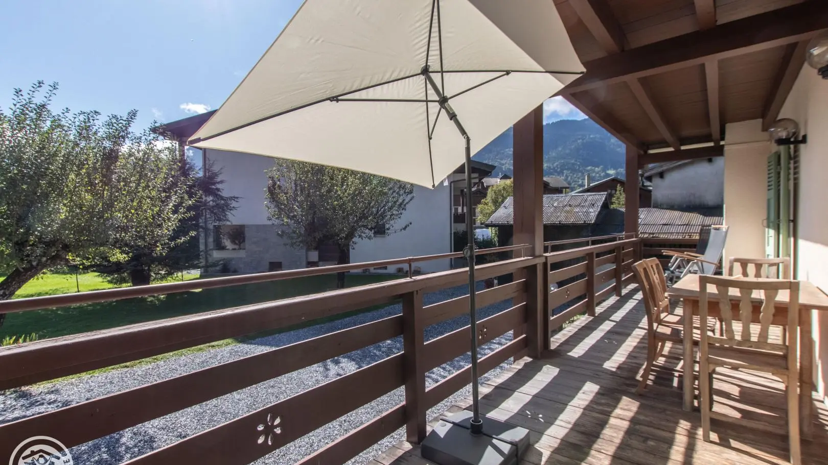Balcon avec vue, équipé de mobilier