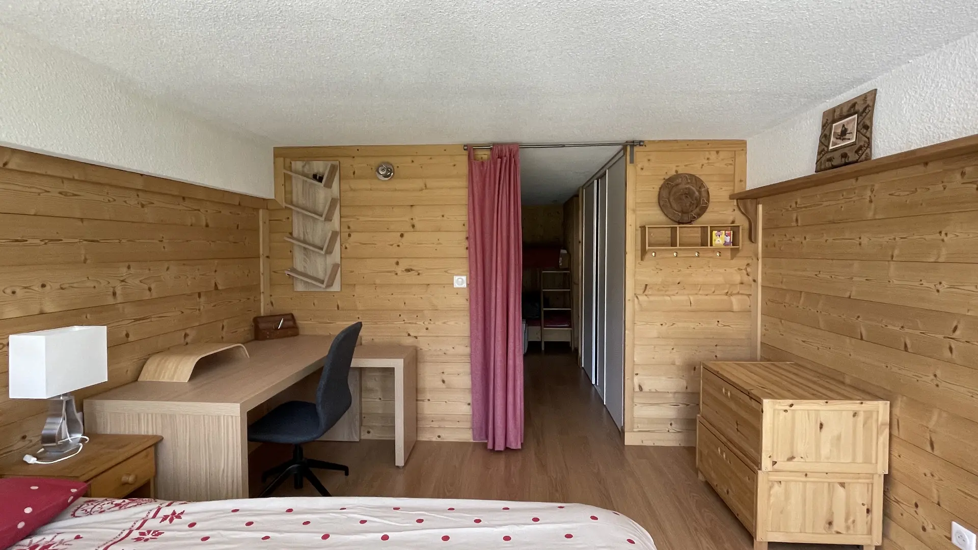 Chambre et couloir vers la salle de bain et le coin montagne