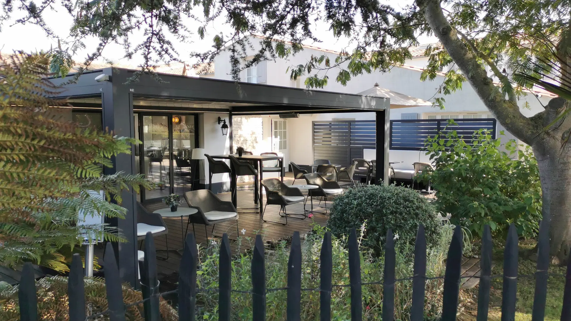 Pool house - Outdoor terrace and pergola