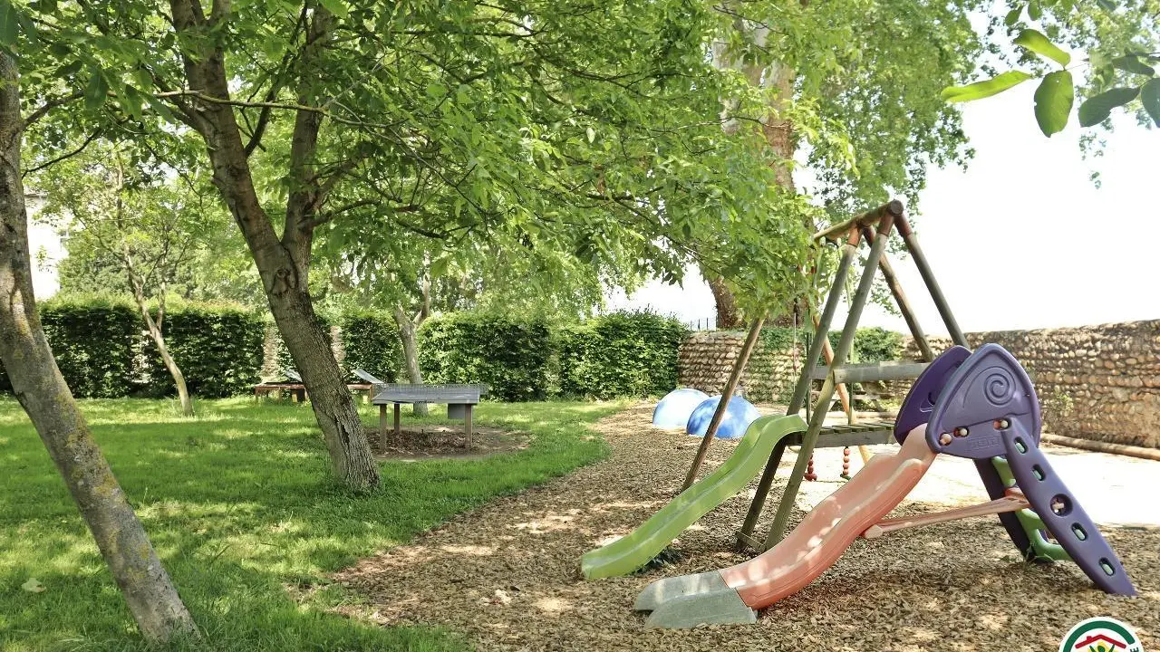 Aire de jeux pour enfants (portique, trampoline, ping-pong, pétanque etc.)