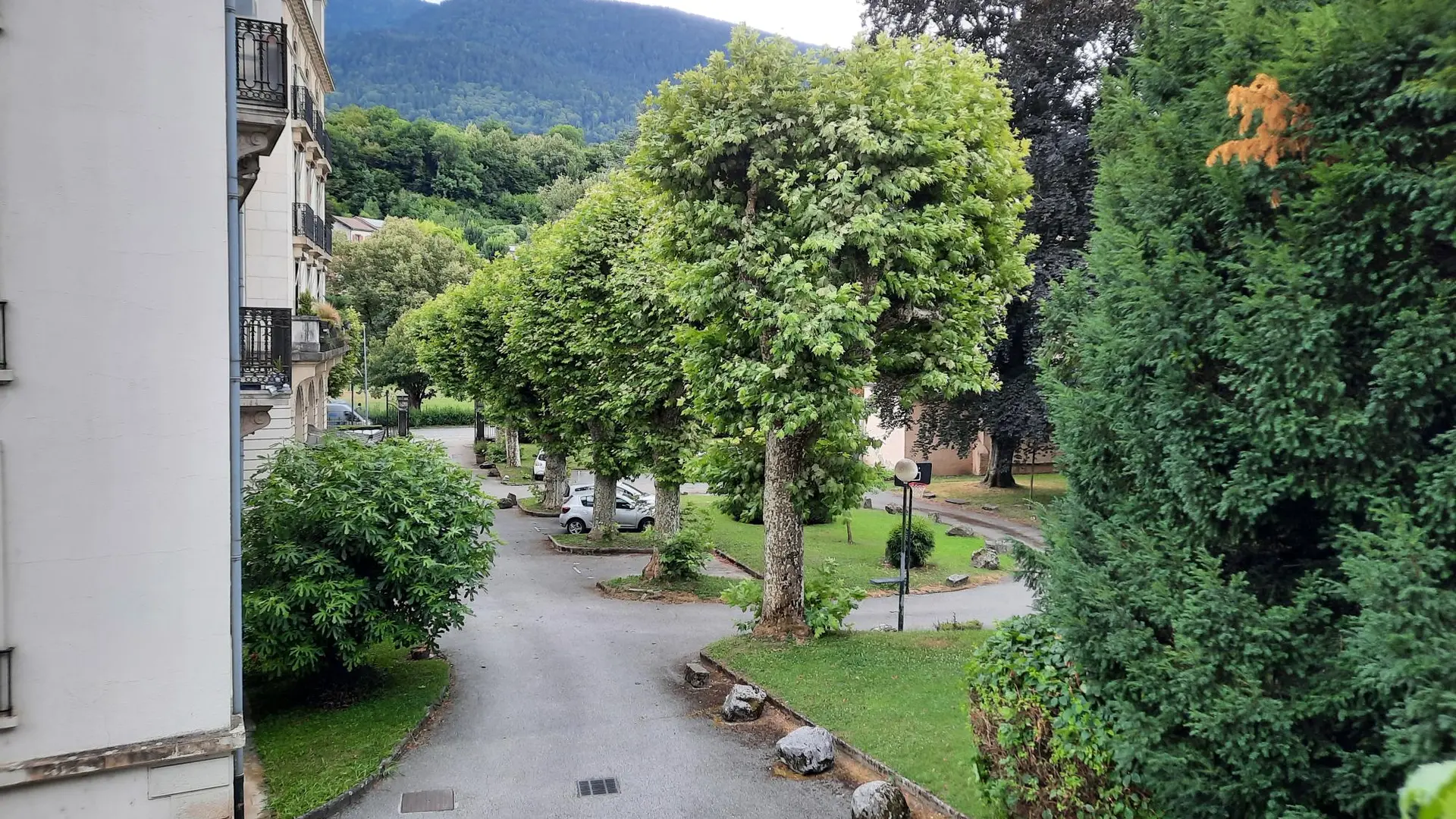Vue sur le jardin et le bâtiment A de la résidence de L'Europe.