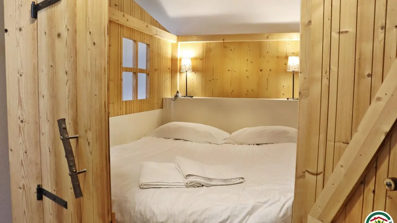 Chambre avec lit cabane hôtelier  (1x160) dans le séjour