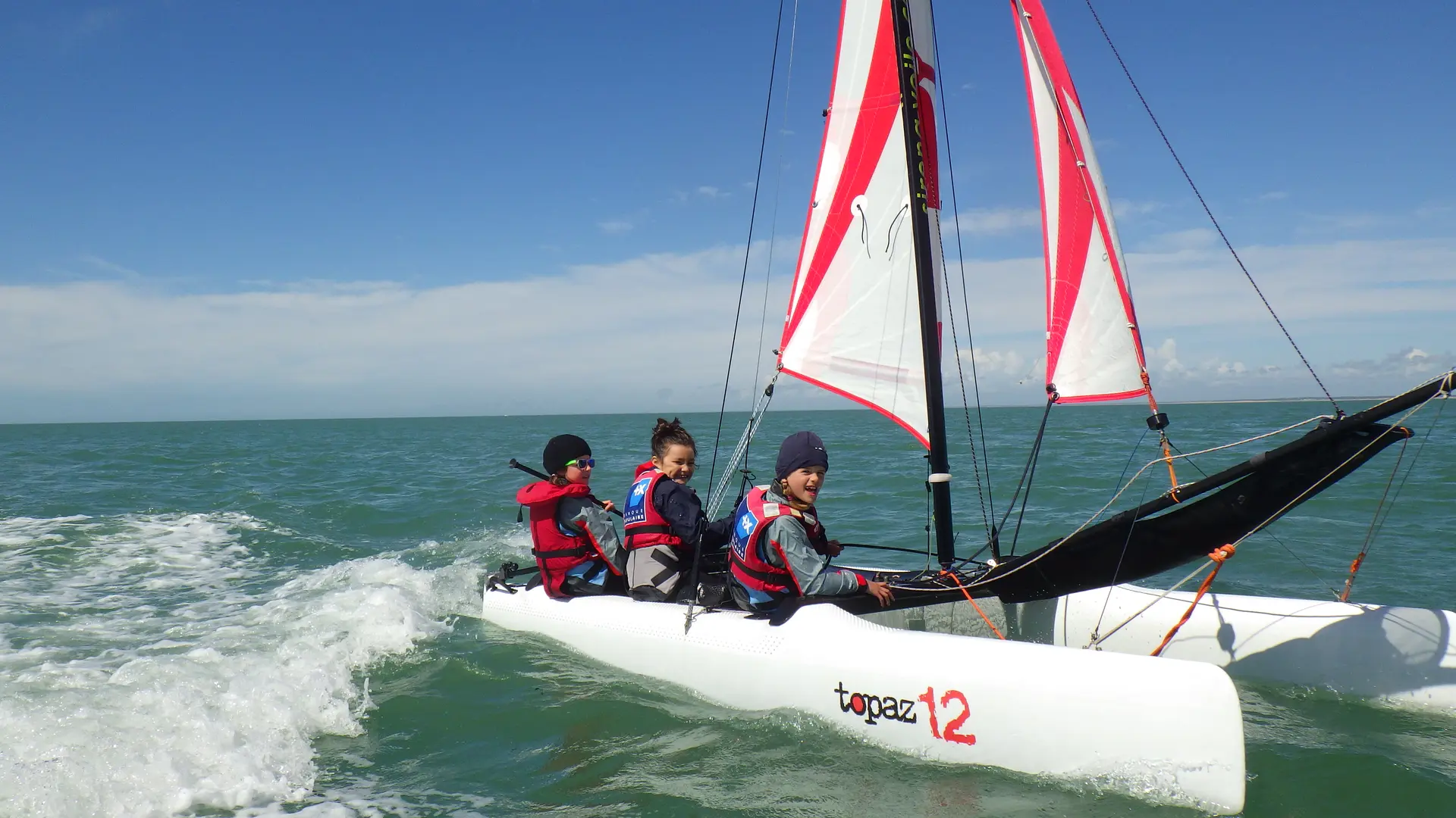 Trois sur un catamarans