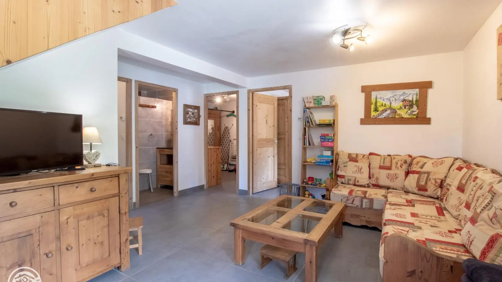 Au niveau inférieur, 2èm espace salon / détente.