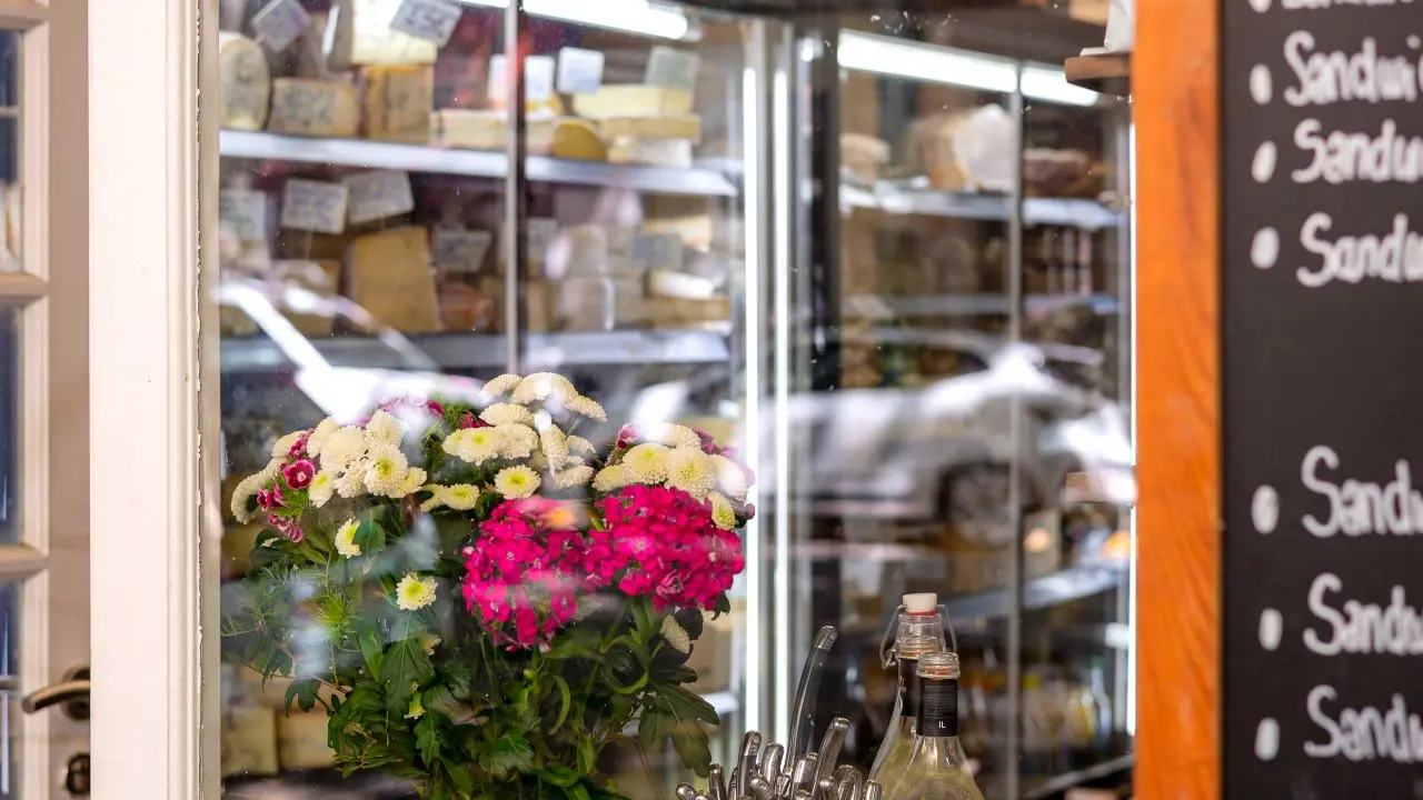 devanture commerce avec bouquet de fleurs