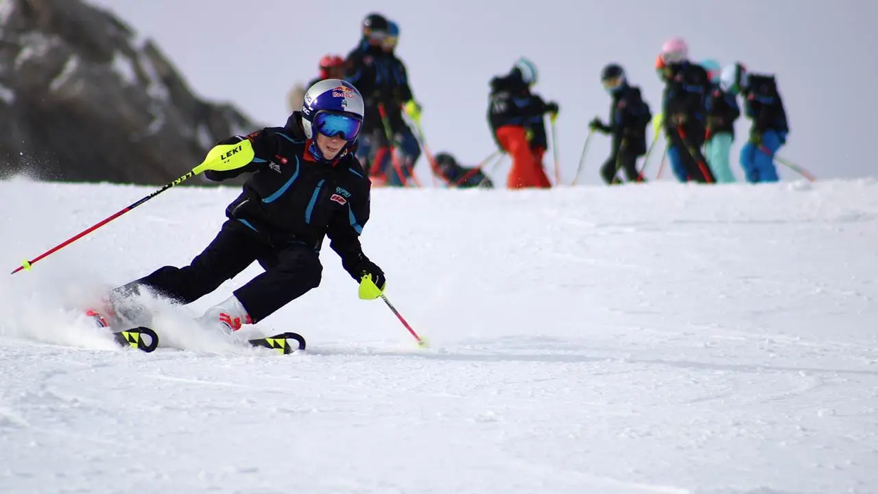 Enfant en cours de ski