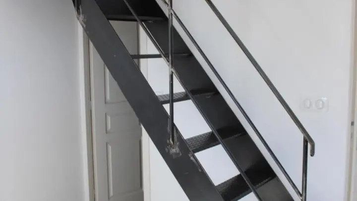 Gîte Maïoun Crémat-Le Baou-Accès chambre mezzanine-Gîtes de France Alpes-Maritimes